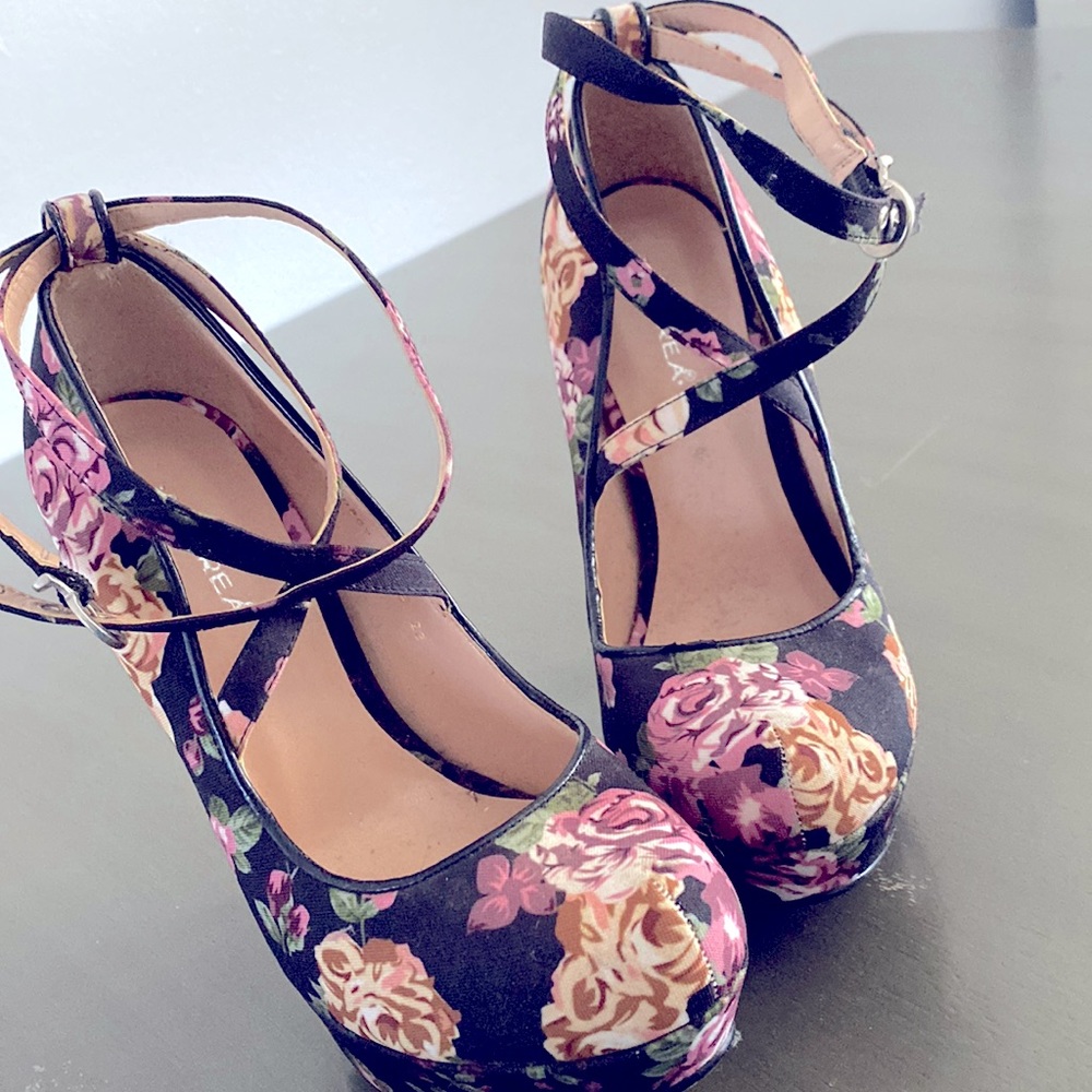 Platform 5 1/2in heel, Great condition. Have only been worn once.